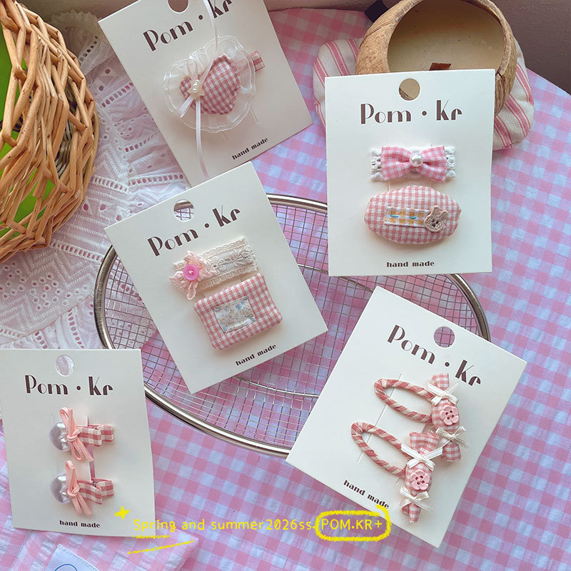 pom.kr Spring New Collection: Pink checkered bow hair clips, children's fabric side fringe hair clips Application Scenario