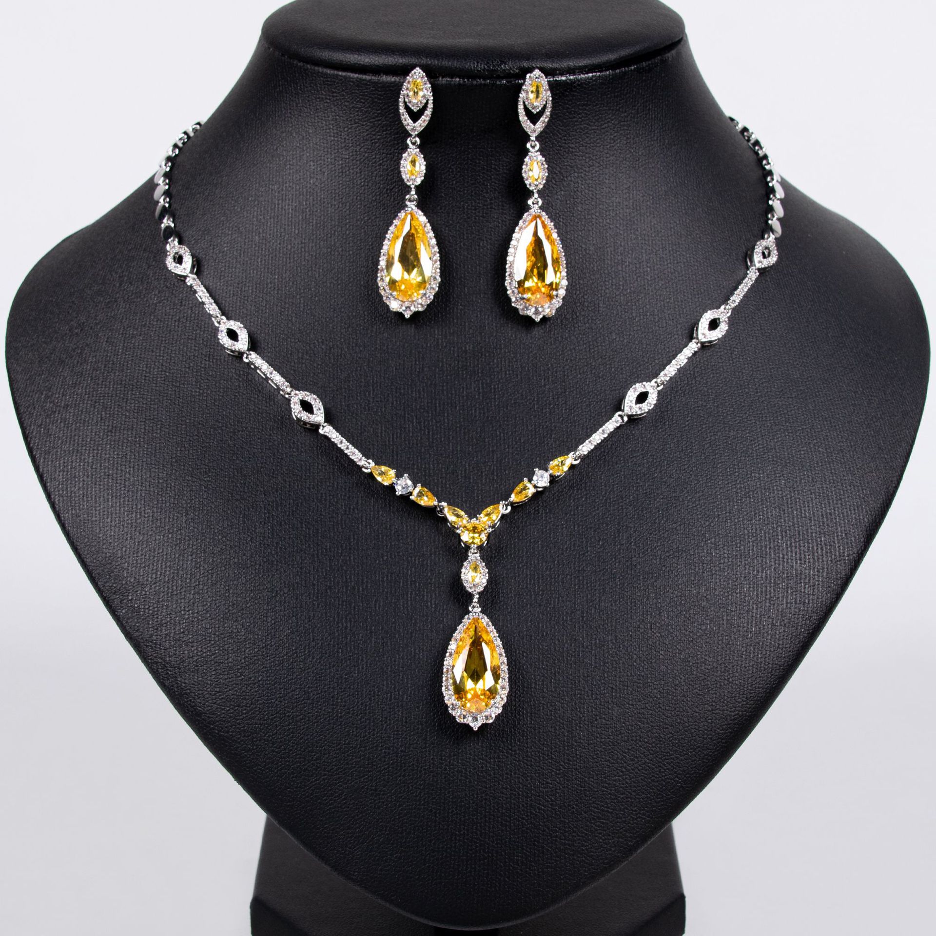 Emerald bride teardrop necklace earrings, elegant and refined collarbone chain, niche, light luxury and high-end necklace for women wholesale Specification image