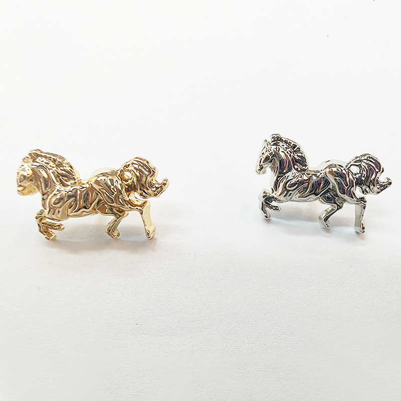 跨境货源服装饰品徽章 卡套动物蜜蜂合金胸针包包装饰胸花潮批发产品图