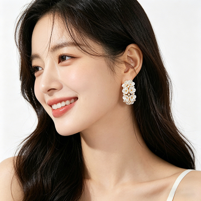 French retro flower pearl earrings, women's design sense earrings, 2026 new bestsellers, fashionable, exquisite and high-end stud earrings Application Scenario