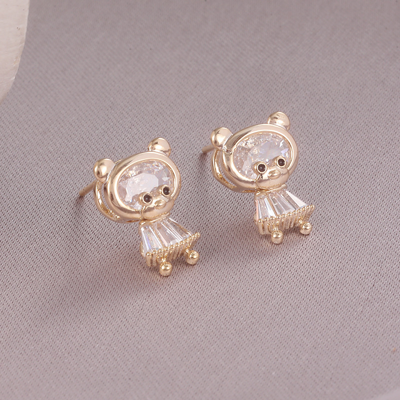 Xuhui jewelry features copper zirconium plated with real gold and silver needles, which are sweet, cute and versatile. The bear stud earrings are simple and elegant for women, and the earrings are niche full figure