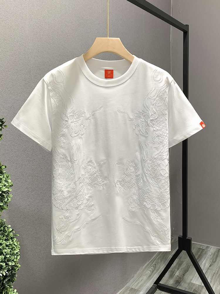 This is a rare and light luxury T-shirt for men, featuring heavy embroidery and a sense of design. It is a casual and loose short-sleeved shirt details Picture