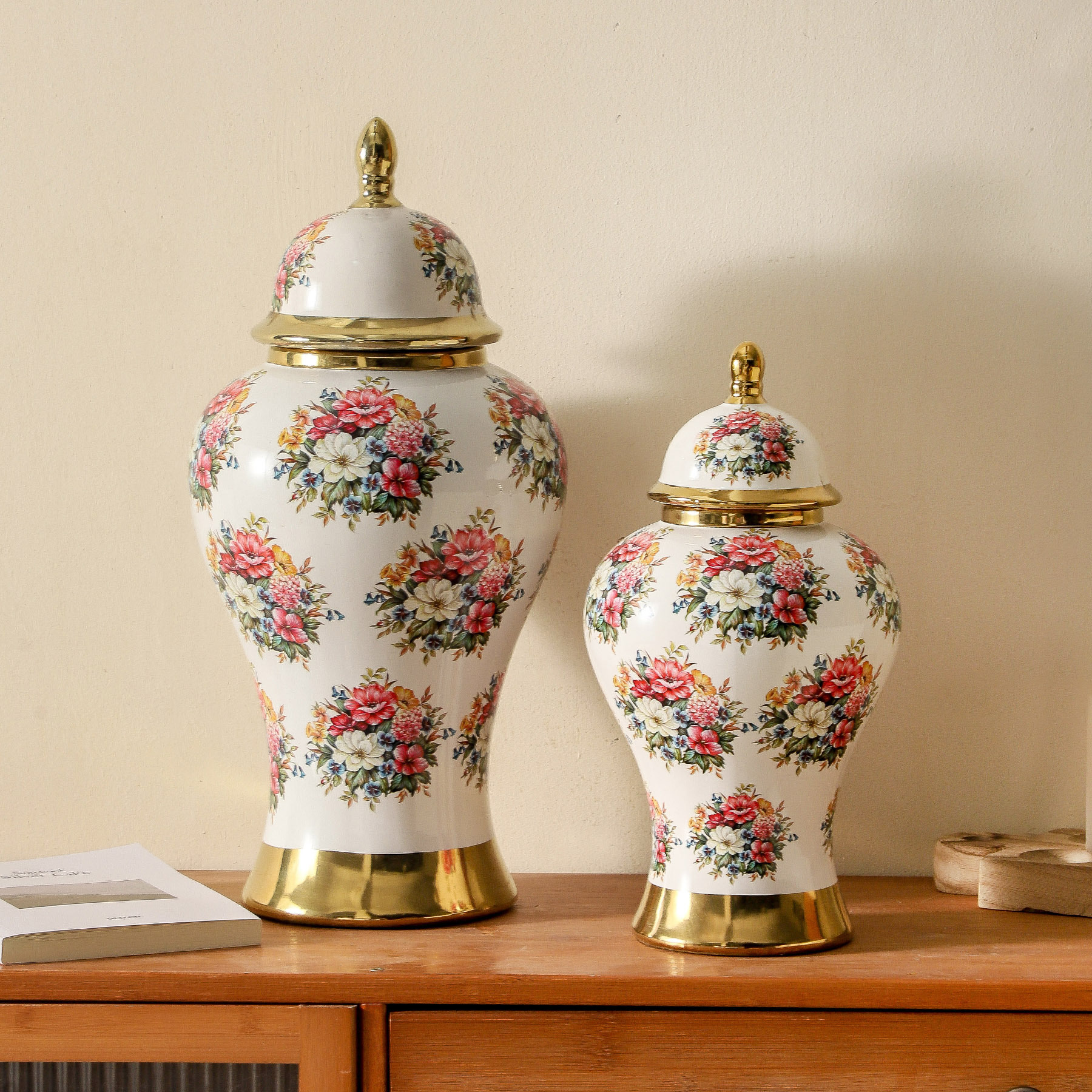 European-style ceramic vase handicrafts and ornaments, home rose gilded vase for living room decoration, exquisite floral porcelain jar with golden embellishments