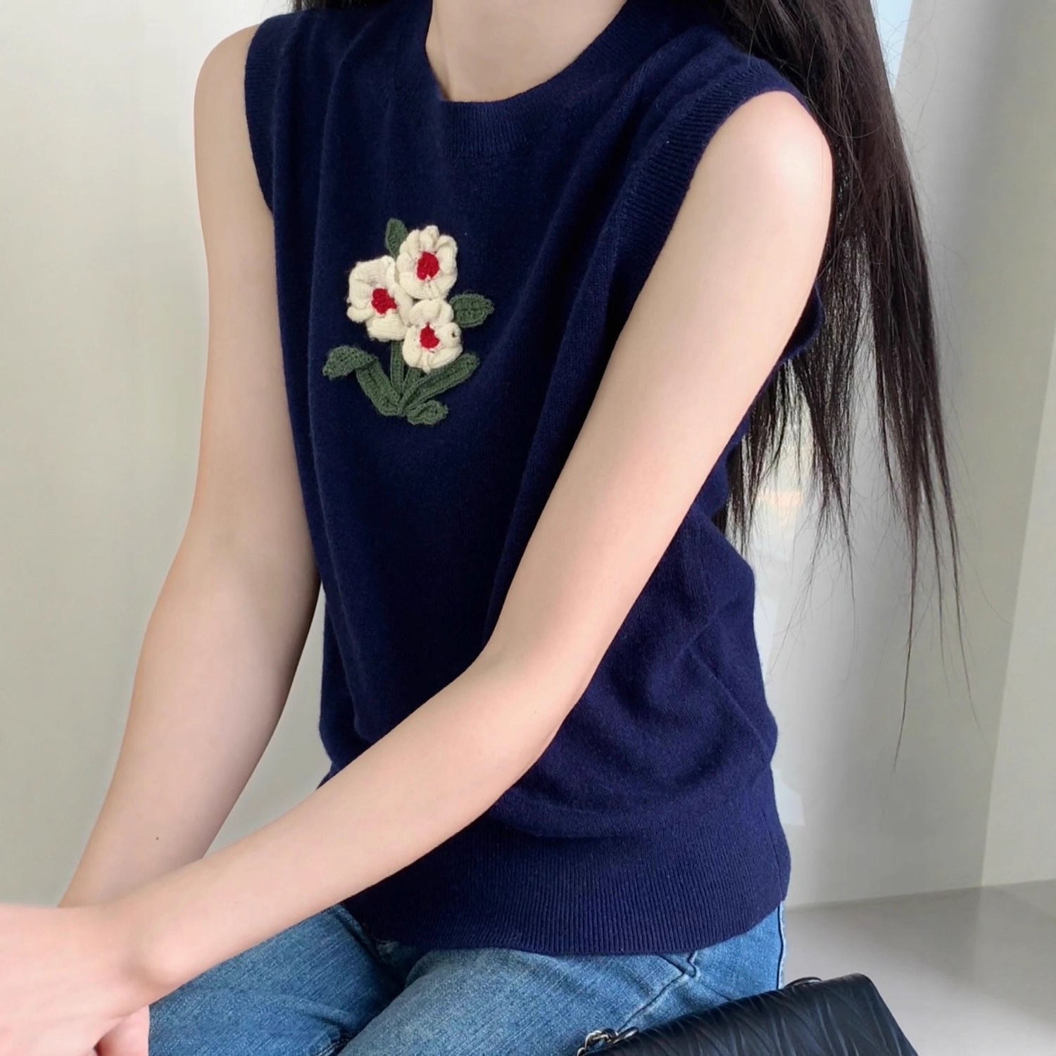 Cashmere and wool three-dimensional flower embroidered knitted sweater, vest, women's round neck, sleeveless, cut 2025 autumn new style top Application Scenario
