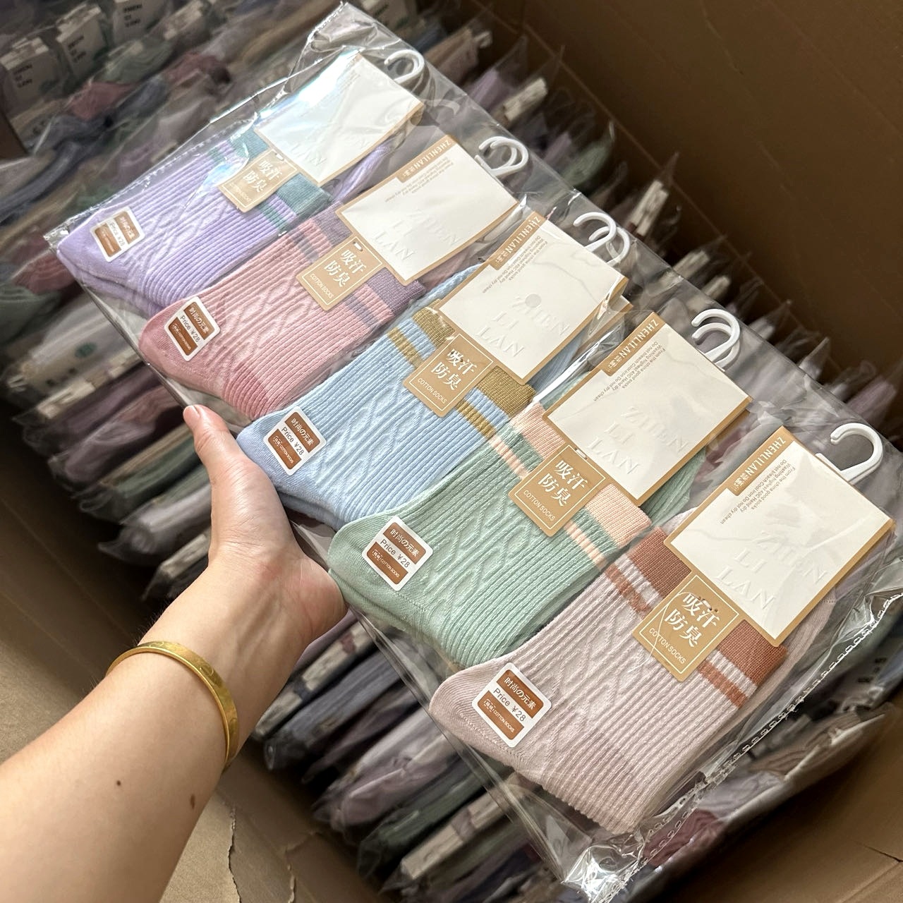 25新款诸暨袜子女秋冬中筒袜韩国穿搭女袜运动袜长袜男女棉袜批发