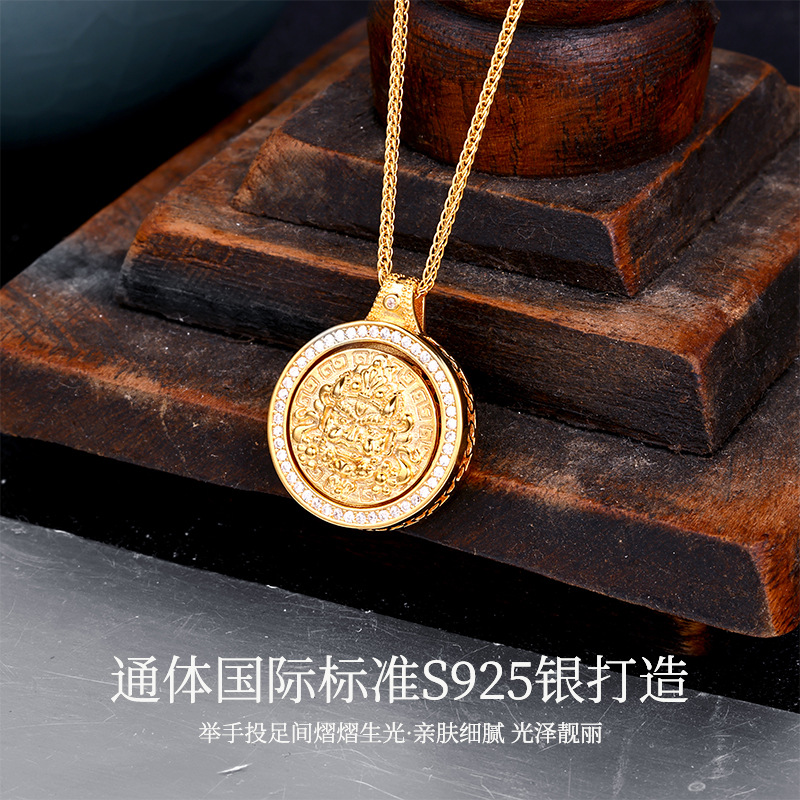 A rotatable diamond-encrusted eight-treasure compass necklace with a high-end and light luxury collarbone chain, a new Chinese-style heavy jewelry for women. A gift for your girlfriend details Picture