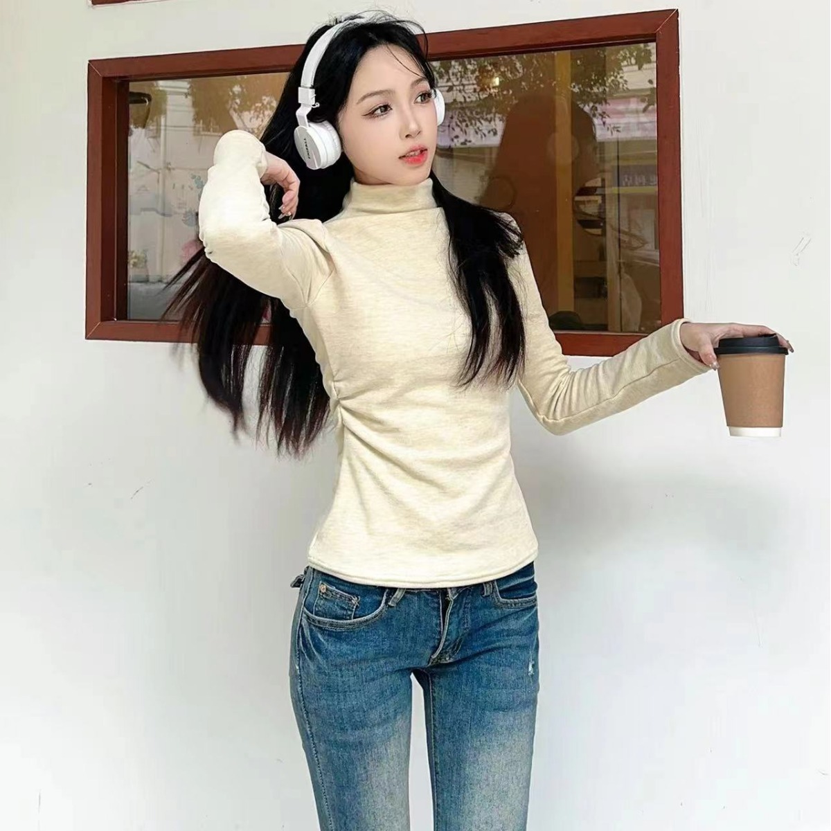 A new semi-high-neck, fleece and pleated slim-fit top for autumn and winter, paired with a brushed, thermostatic, threaded base layer for women details Picture