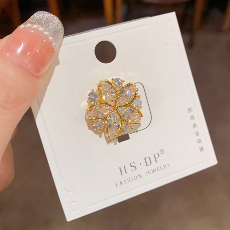The light luxury and fashionable micro-inlaid zircon flower clasp brooch is exquisite, versatile, and exudes a high-end feel. It is a super shiny and anti-glare accessory details Picture