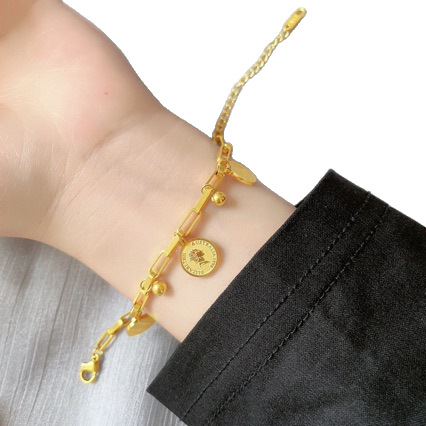 Cross-border bestseller Queen's personalized round titanium steel bracelet, female Internet celebrity fashion Instagram cool style student best friend bracelet Application Scenario