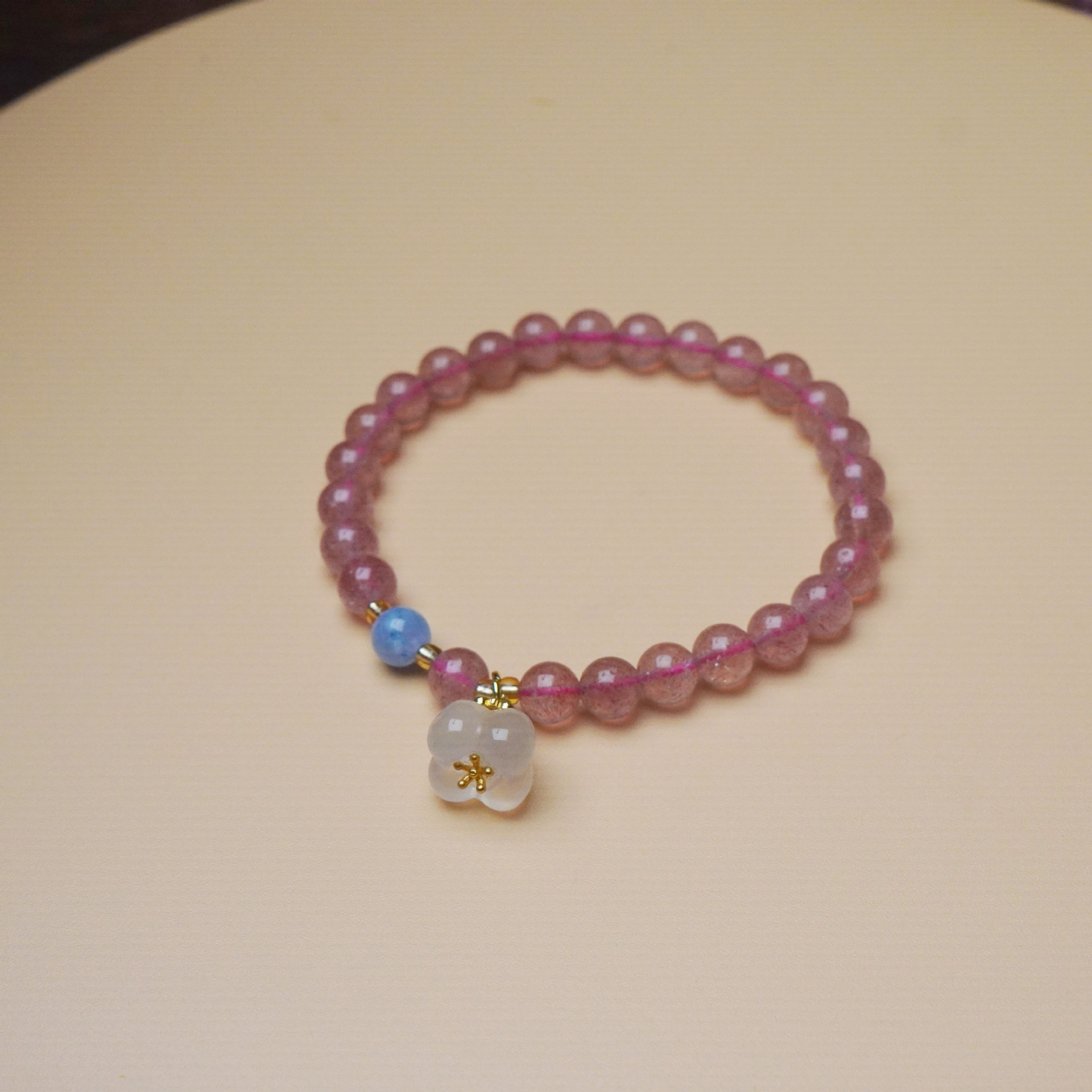 Natural strawberry crystal agate bracelet with beaded beads for women, fresh and sweet peach blossom pendant, high-end bracelet accessory Application Scenario