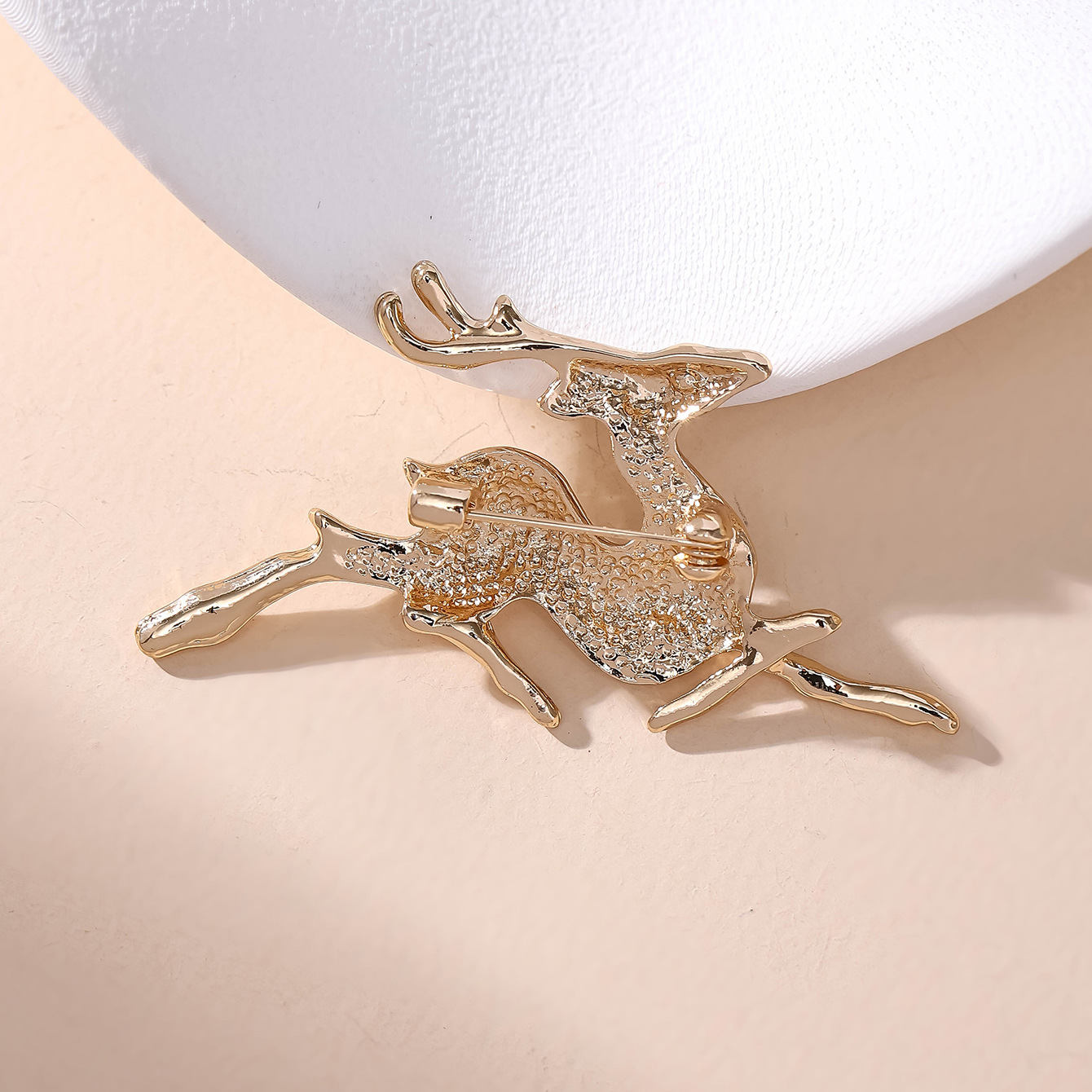 Korean diamond-encrusted deer brooch for women's elegant clothing, anti-glare collar pin, versatile sweater, coat, suit, brooch Application Scenario