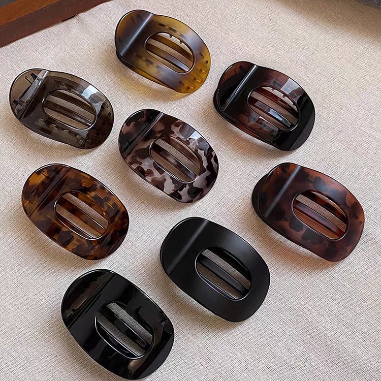 The retro and laid-back style of the back of the head, the shell-shaped hair clip, is a new 2025 model for women, exuding a sense of elegance and sophistication. It's a duckbill clip Application Scenario