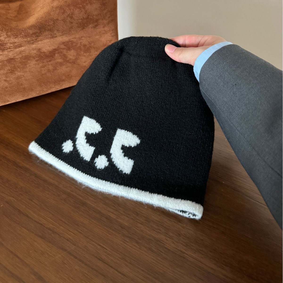 Korean niche C-point cold hat women's letter knitted woolen hat for autumn and winter warmth, couple's light luxury style