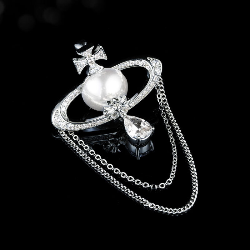 Western Queen Saturn tassel brooch, French Star pearl pin, niche and high-end style, brooch, commemorative gift decoration Application Scenario