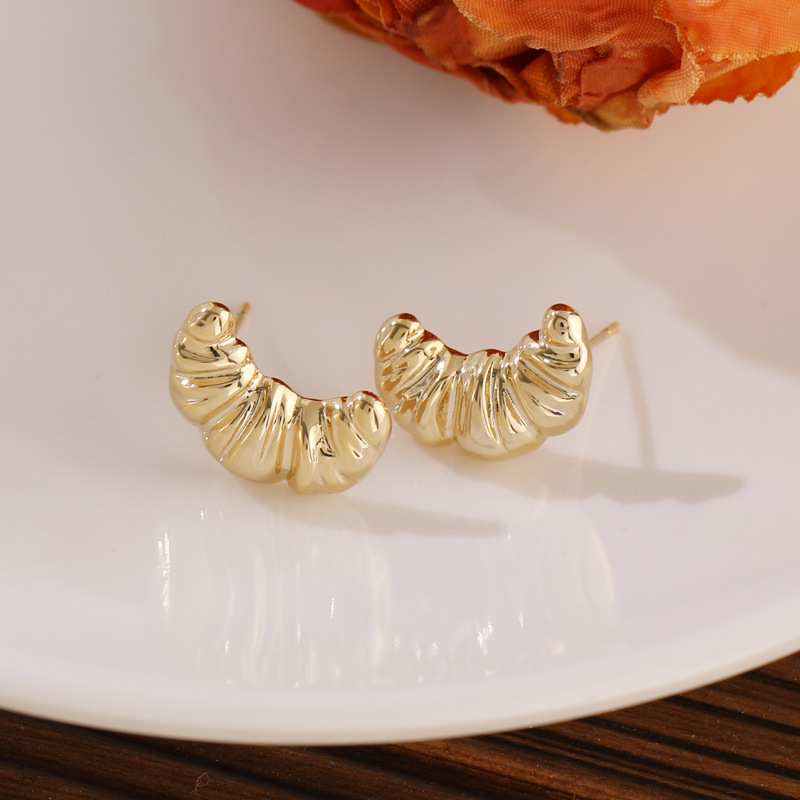 New retro large horn stud earrings for women, elegant and simple, versatile earrings, stylish and fashionable earrings wholesale details Picture
