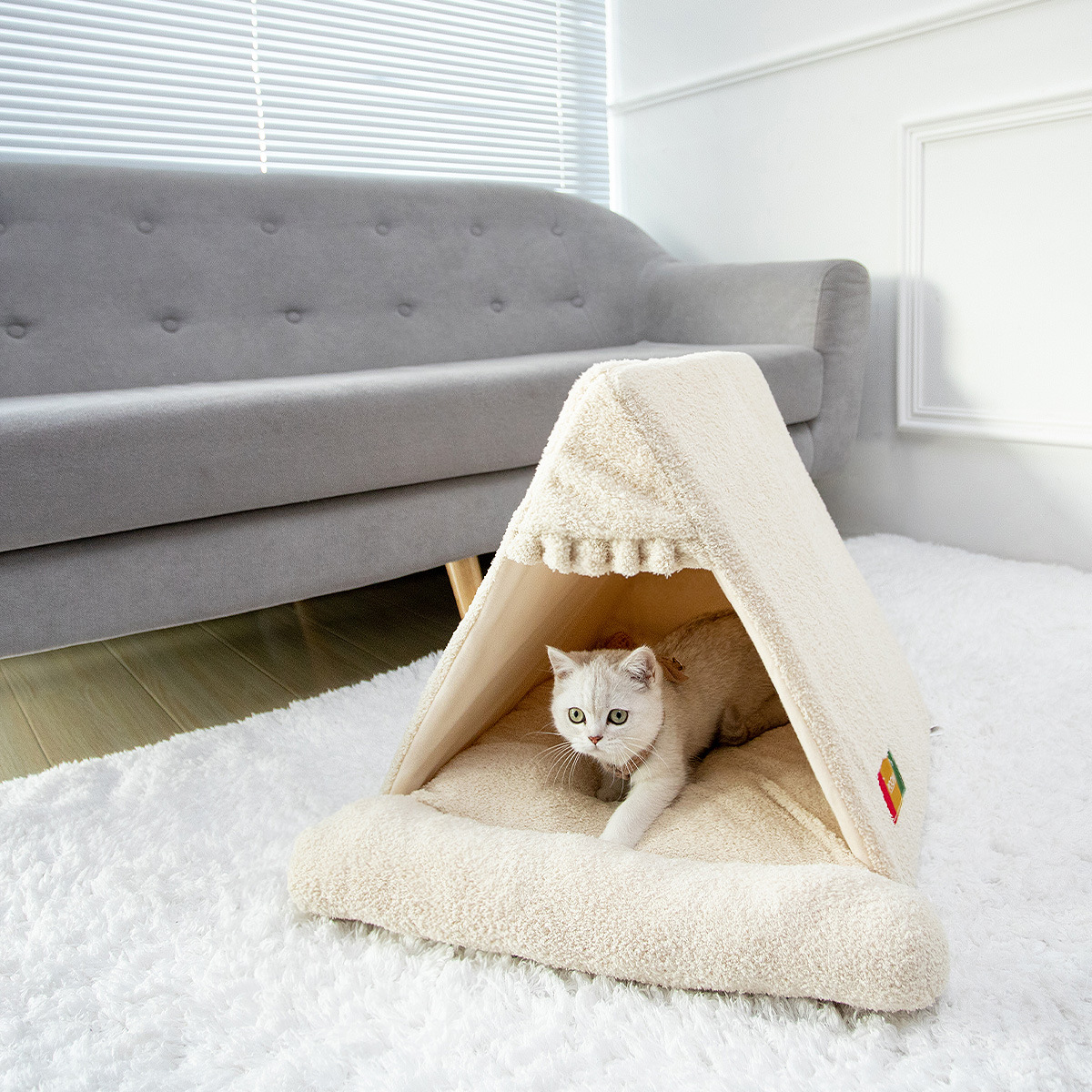 Beautiful velvet triangular house pet tent, comfortable tent-style, foldable and retractable, wholesale of pet dog and cat beds Specification image