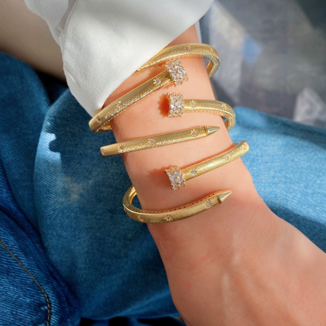 Court style retro brushed bracelet ring, niche light luxury high-end bracelet, gold 瓖 diamond buckle bracelet manufacturer