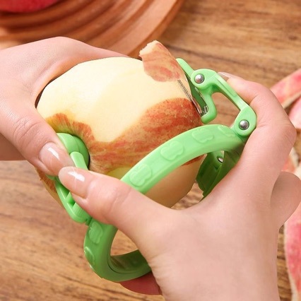 Apple peeler, hand-cranked quick peeler knife, multi-functional travel, new kitchen wonder, small portable knife Application Scenario