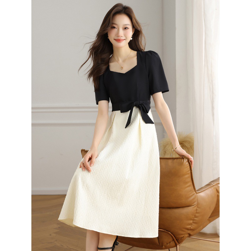 A white dress is a fashionable choice. A halter dress is a sexy women's dress. The fabric texture of the dress Specification image