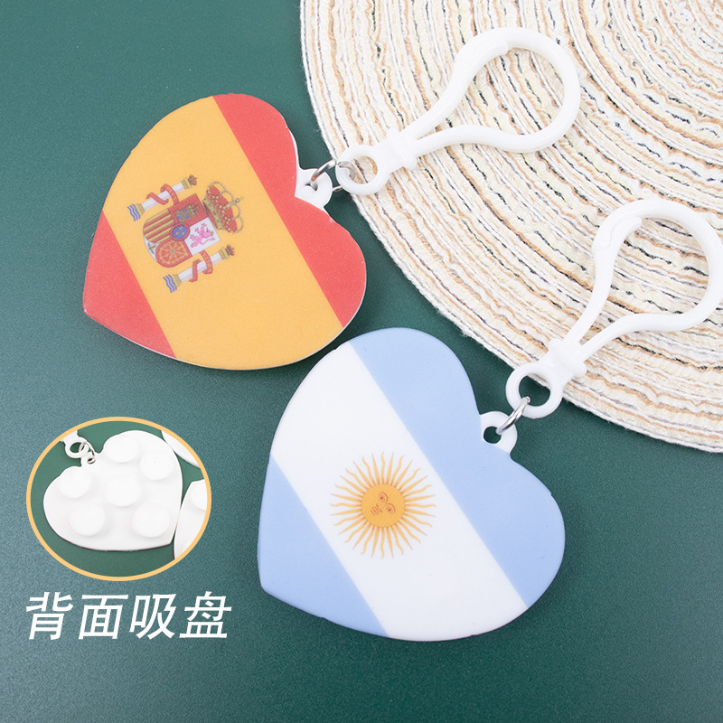 Brazilian and Israeli flag keychains, multiple types of heart-shaped national flag keychains, flag icon suction cup toys Specification image
