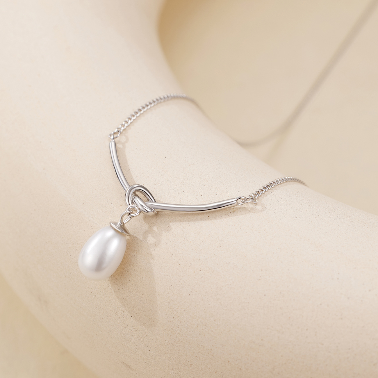 Silver knot freshwater pearl necklace, women's teardrop Korean version, simple and niche design silver jewelry wholesale Application Scenario
