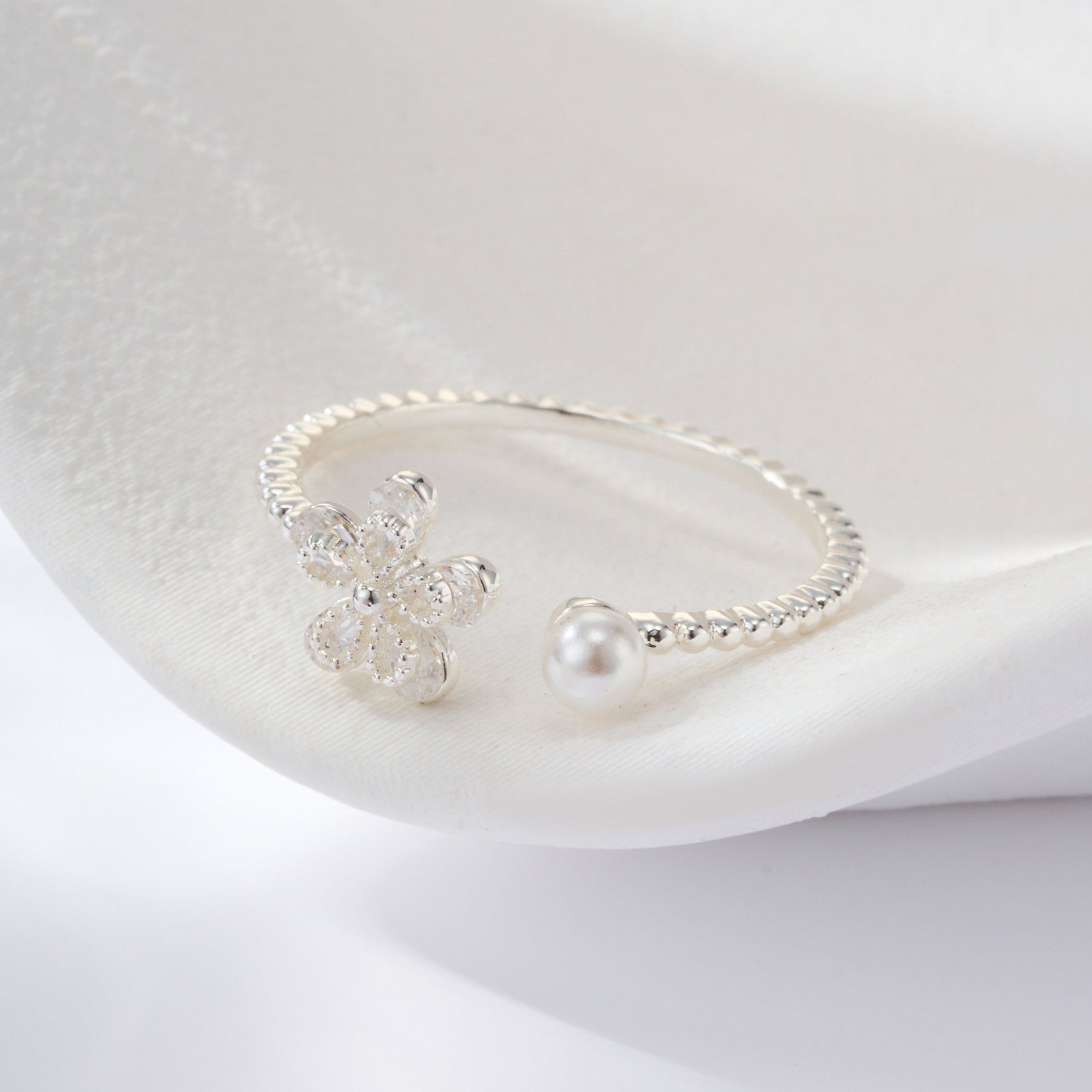Fuente frescura de fábrica sensación premium flor apertura anillo aleación de cobre plata torsión patrón asimétrico ajustable anillo Application Scenario