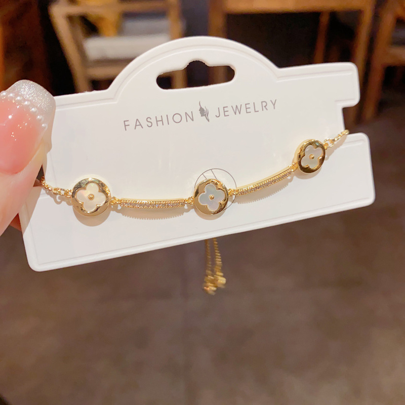 This Korean-style sweet, versatile and elegant zirconium shell four-leaf flower pull-out bracelet is a stylish and fashionable design accessory Application Scenario