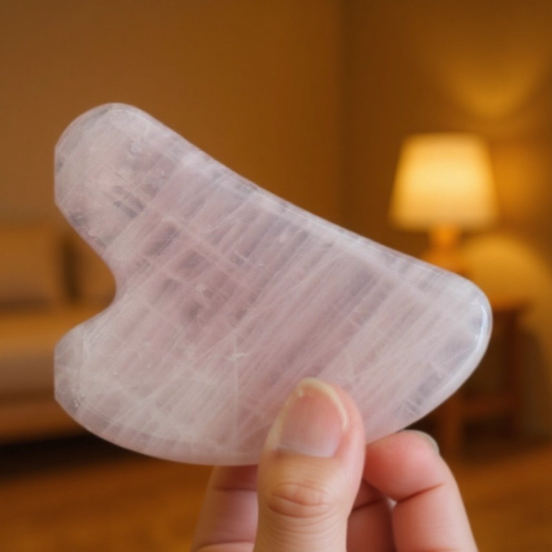 天然粉晶刮痧板心形三角板天然粉晶全身经络按摩批发