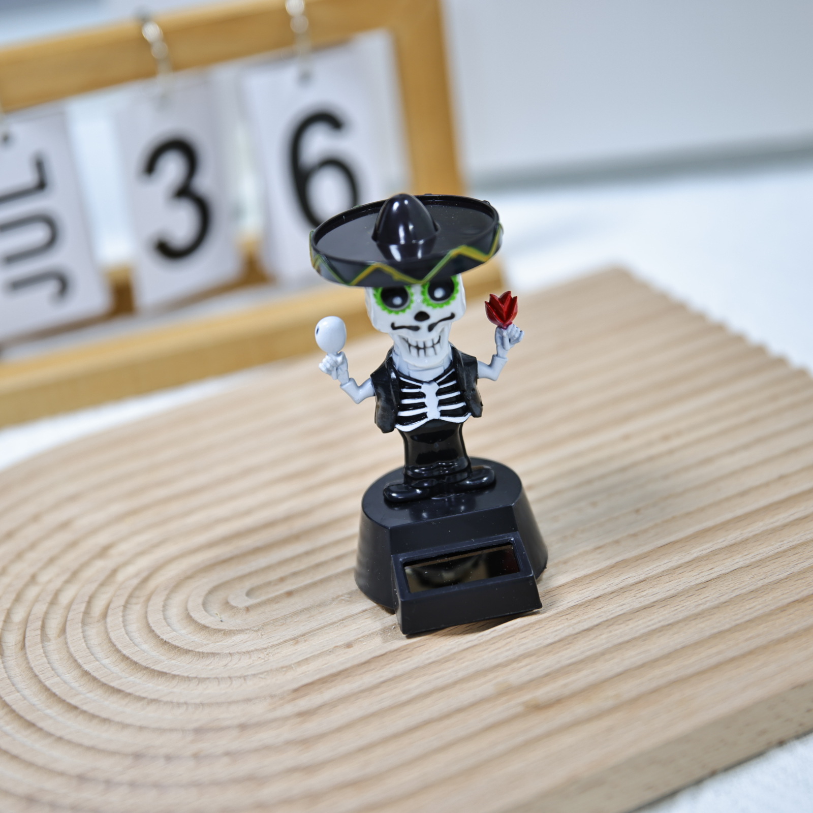 Hot-selling Halloween gifts: Solar-powered creative shaking head car figurines, hat skull dolls. Wholesale and consignment available details Picture