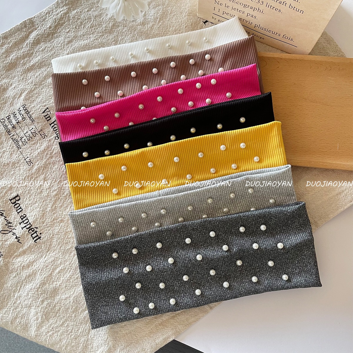 The new solid-color beaded headband, a retro and simple pearl versatile headpiece, is fashionable and sporty. It has wide edges and is suitable for women Application Scenario