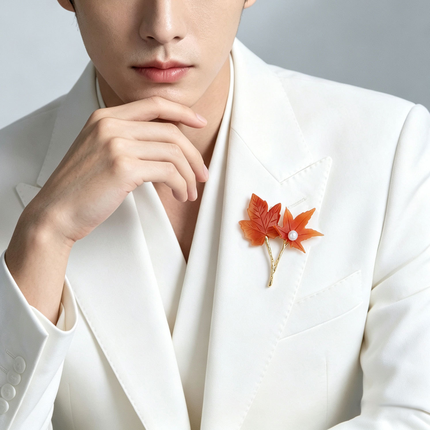 The original factory's mother-of-pearl maple leaf brooch, copper alloy, real gold electroplated, freshwater pearl, high-end brooch, elegant clothing and accessories details Picture