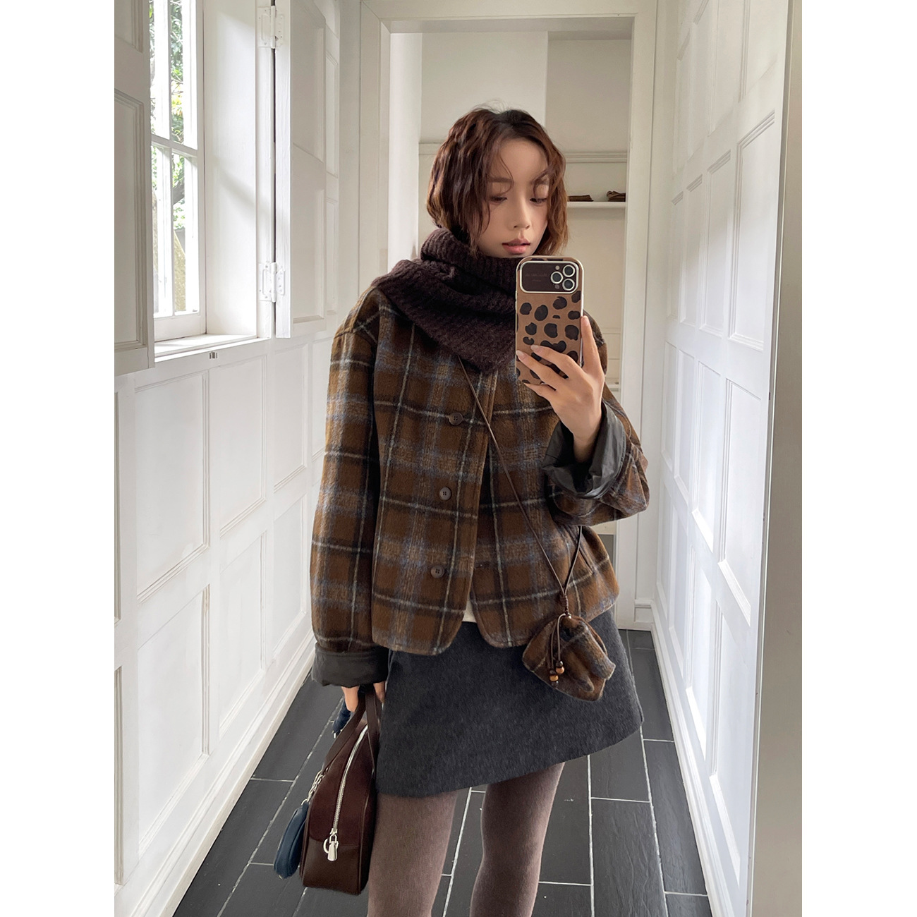 A new style of women's retro, casual and warm woolen coat with a color-blocking check pattern and thirteen lines details Picture