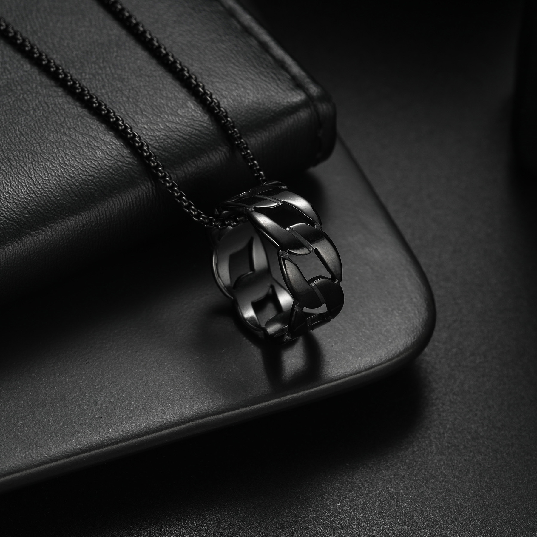 In 2024, Douyin's popular new European and American accessories feature a simple chain-shaped titanium steel pendant with a punk hip-hop style Specification image