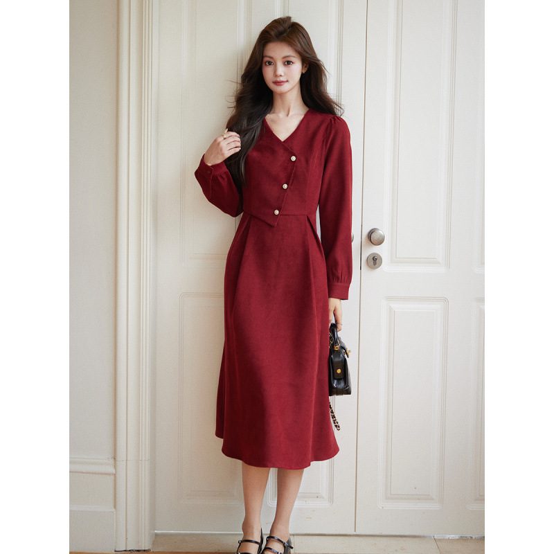 Romantic and retro red dress for women's autumn and winter, a new French Hepburn brushed V-neck dress with a sense of sophistication Application Scenario