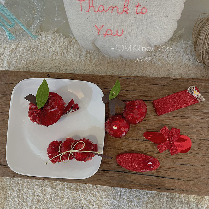 Ladies' red hair clips, headbands, straight clips, moissanite accessories, alloy clips, false hair accessories Application Scenario