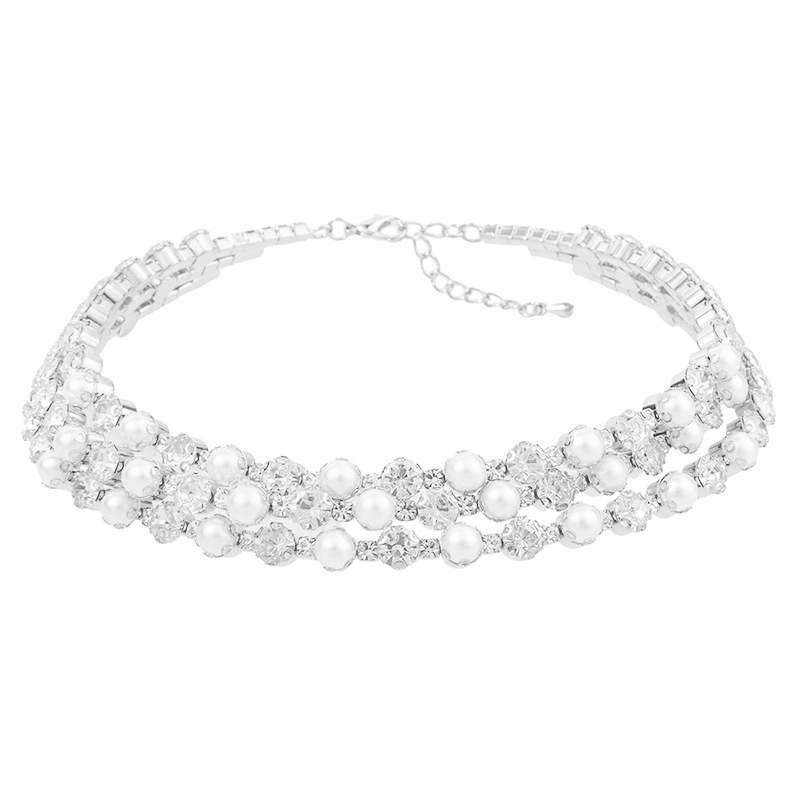 The bride's wedding features three rows of pearl necklaces, multiple rows of elastic rhinestones from Europe and America, and luxurious and elegant choker necklaces Application Scenario