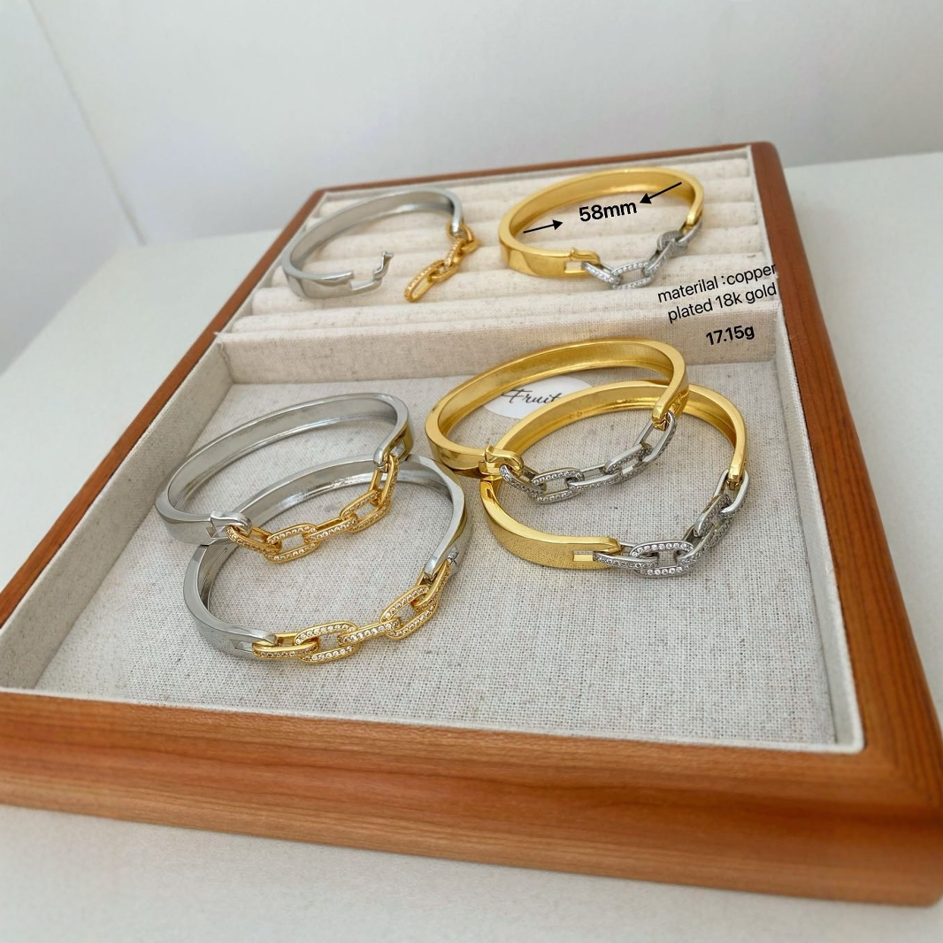 This French-style high-end zirconium geometric C-shaped opening bracelet is a fashionable and exquisite women's niche design details Picture