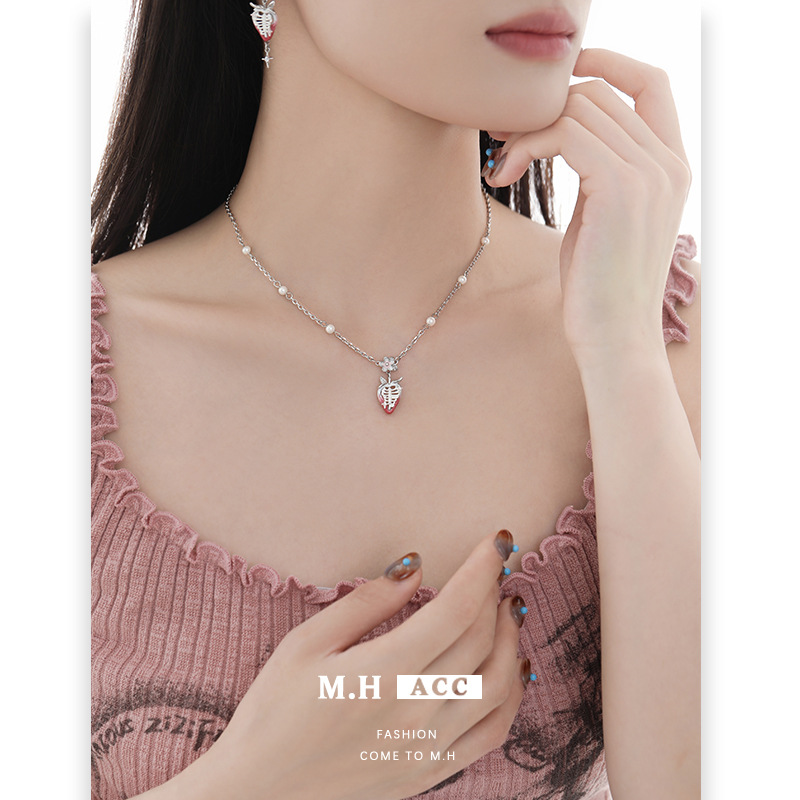 Dopamine Berry Bone Sweetheart Necklace, a unique and original design for women, is a light luxury, sweet and cool, high-end collarbone chain details Picture