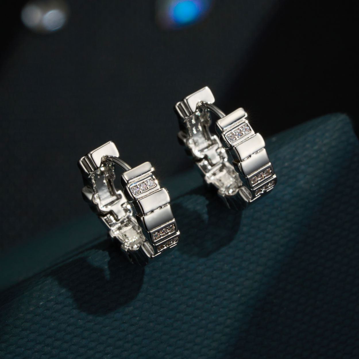 The source factory's block-shaped spliced and closely inlaid circular ear buckles offer a light luxury professional style with a high-end feel. We support consignment and mixed batch details Picture