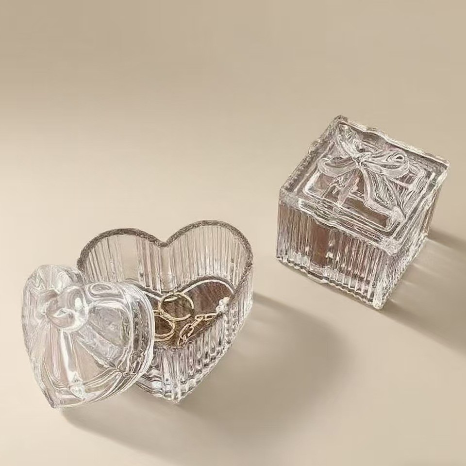 Heart-shaped glass bottle embossed decorative item, glass ball, European-style girlish storage box, retro bow jewelry box Specification image