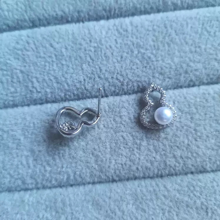 Silver needle Zircon pearl gourd stud earrings for women, light luxury, high-end, unique style, niche earrings and earrings 2025 New style Specification image