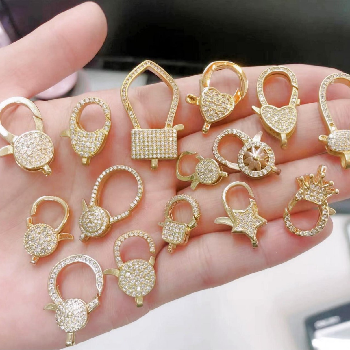 High-quality diamond-encrusted, high-grade brass cast special-shaped lobster pendant, necklace pendant, clothing pendant, 18K color retention Application Scenario