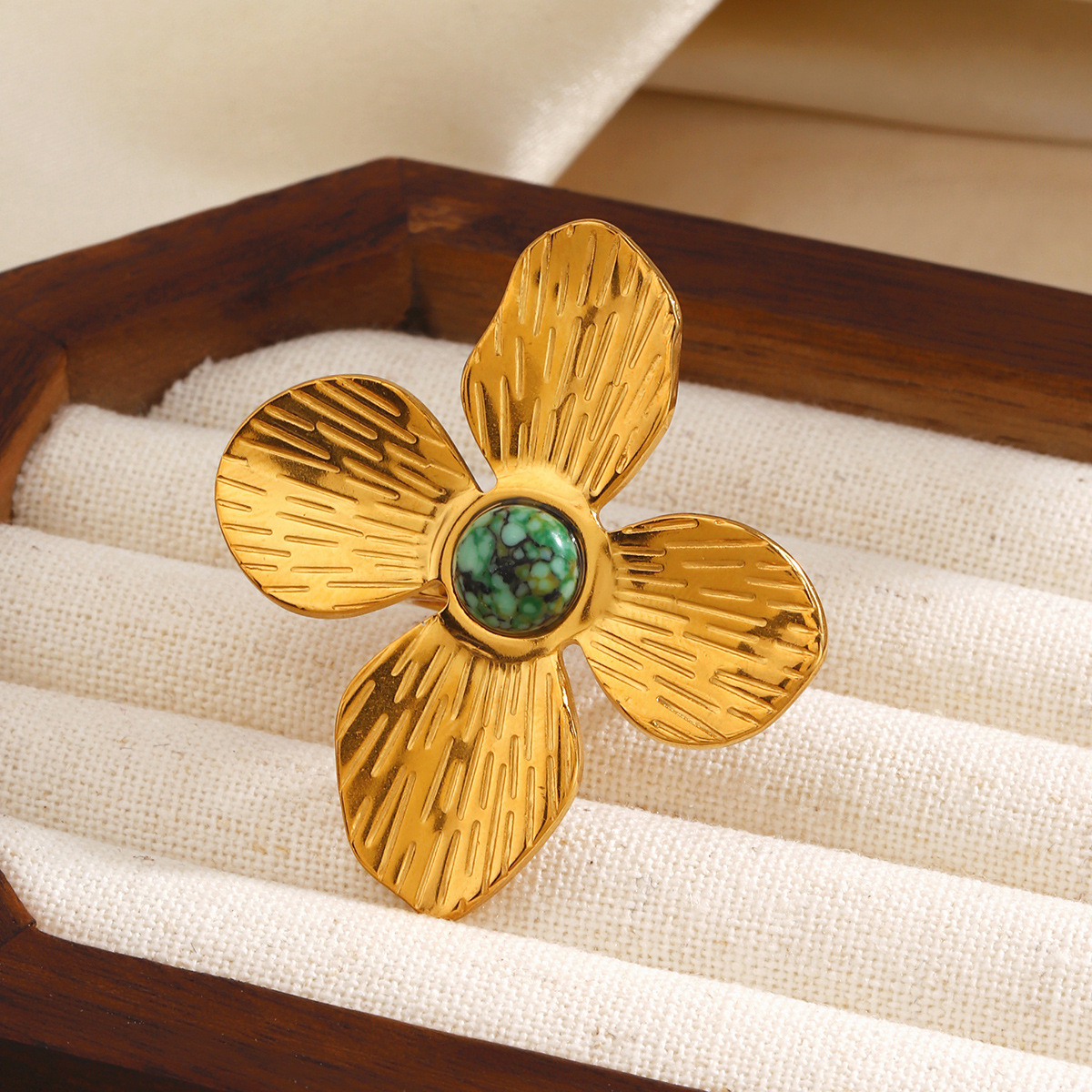 Wholesale of stainless steel exaggerated flower rings with fashionable European and American style and natural stone inlaid titanium steel rings Specification image