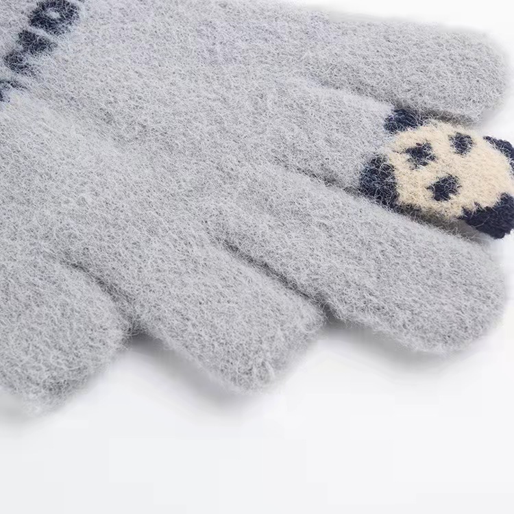 The new winter faux mink gloves for women with two and a half fingers are warm and fashionable. The panda gloves are designed for students to keep warm while writing Item Picture
