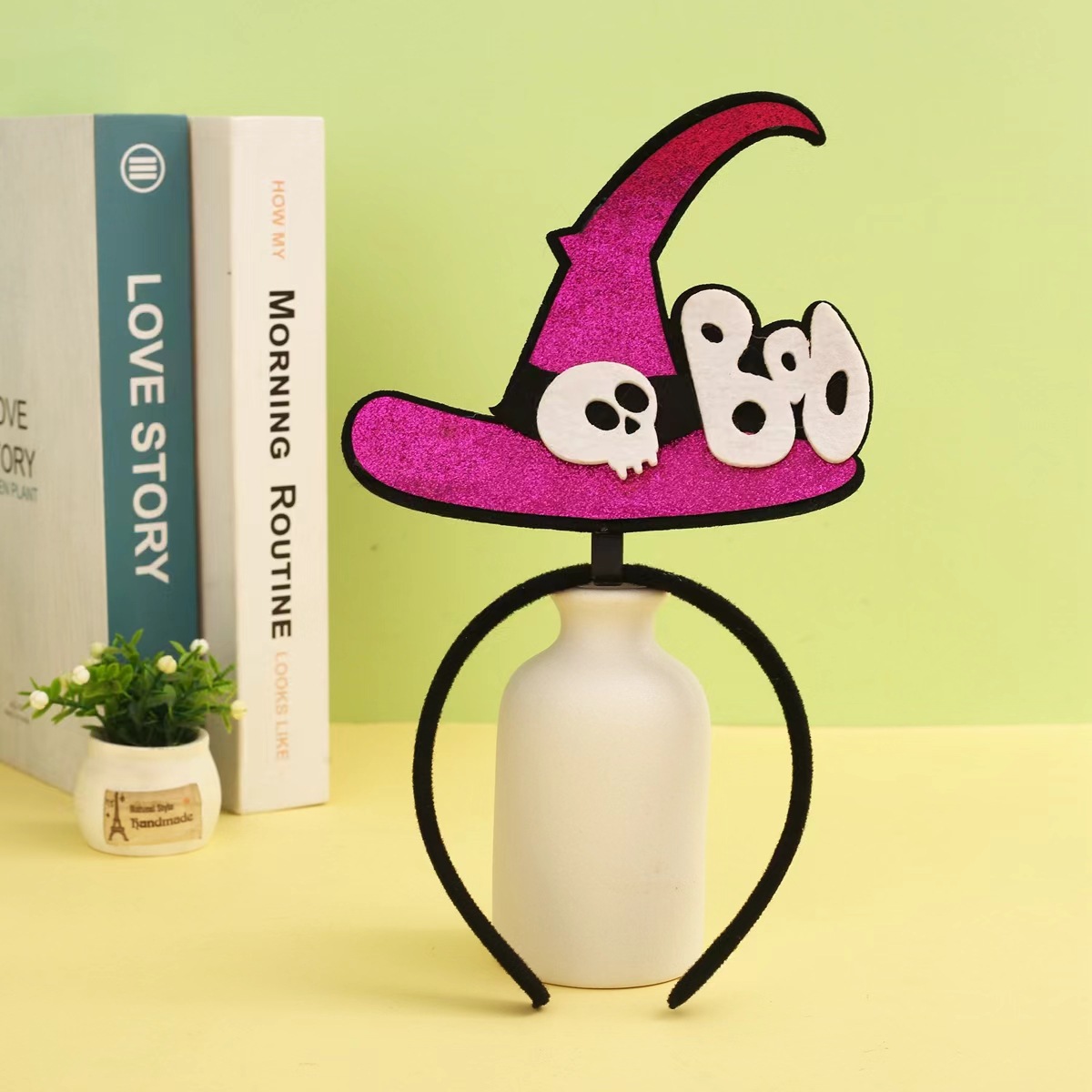 The new Halloween hairband for girls is a funny pumpkin pie. The girl in the hairband cosplay as a hairpin and a evil headwear Application Scenario