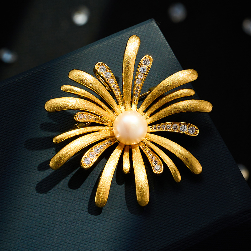 Broche de fuegos artificiales cepillado de oro versátil aleación de cobre oro real chapado con circonitas perlas de agua dulce pin de lujo ligero
