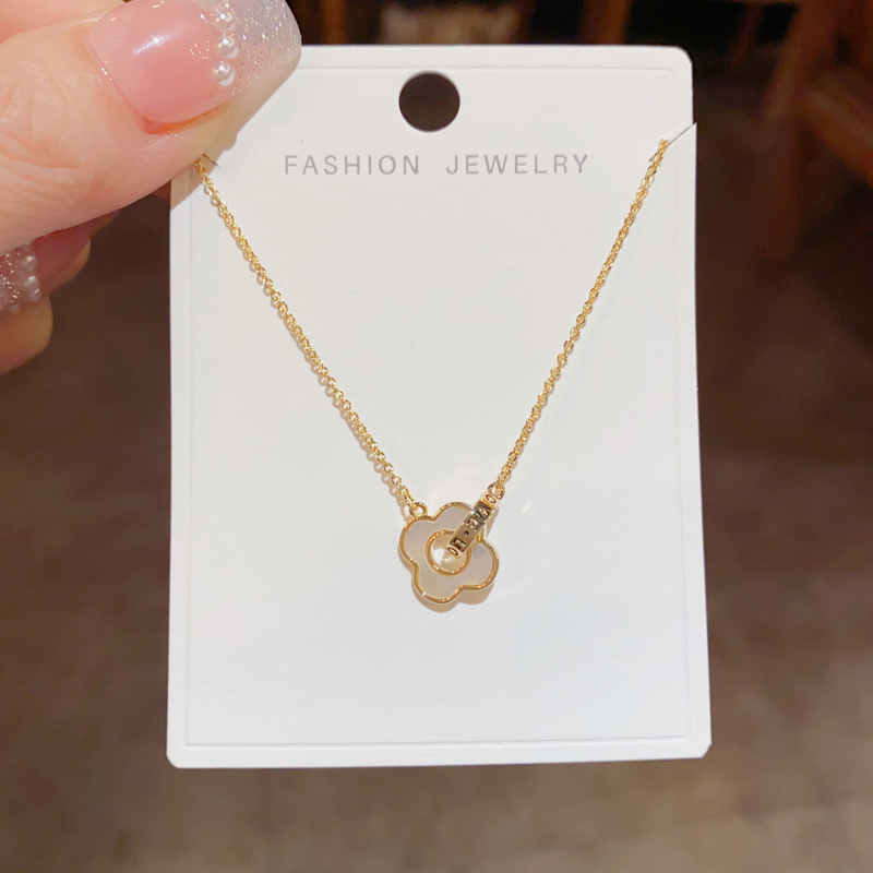 Influencers moda versátil doble anillo cuatro hojas flor shell collar para mujeres nicho diseño ligero lujo alto sentido cadena clavícula accesorios details Picture