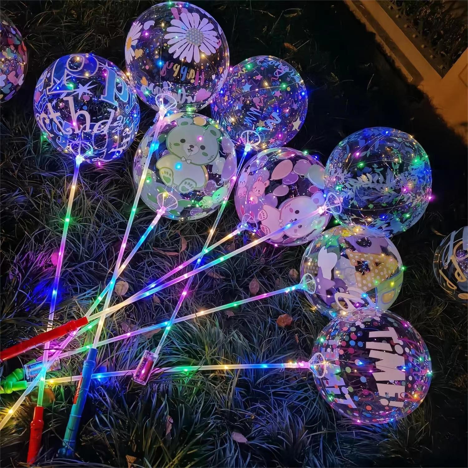 Printed bouncy balls float in the air, popular transparent luminous balloons are being promoted on the ground, and luminous cartoon balls are being sold in wholesale at the children's square