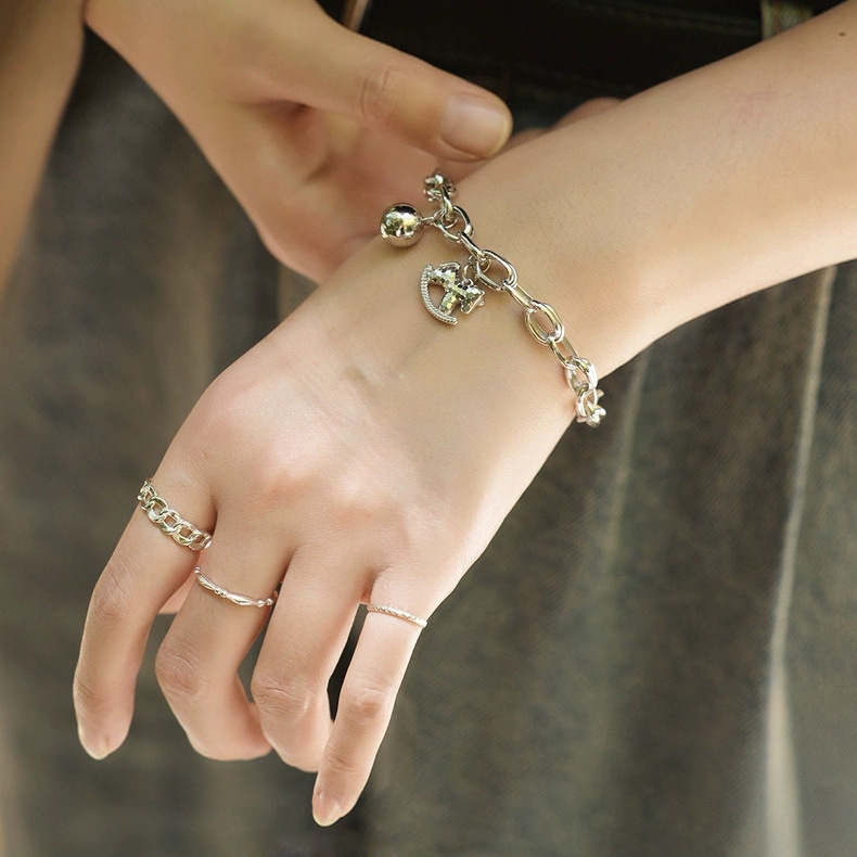 This all-body S925 sterling silver 12.3 crushed ice wooden horse bracelet is a niche design for women. It's a light luxury and high-end gift that will make you rich right away Specification image