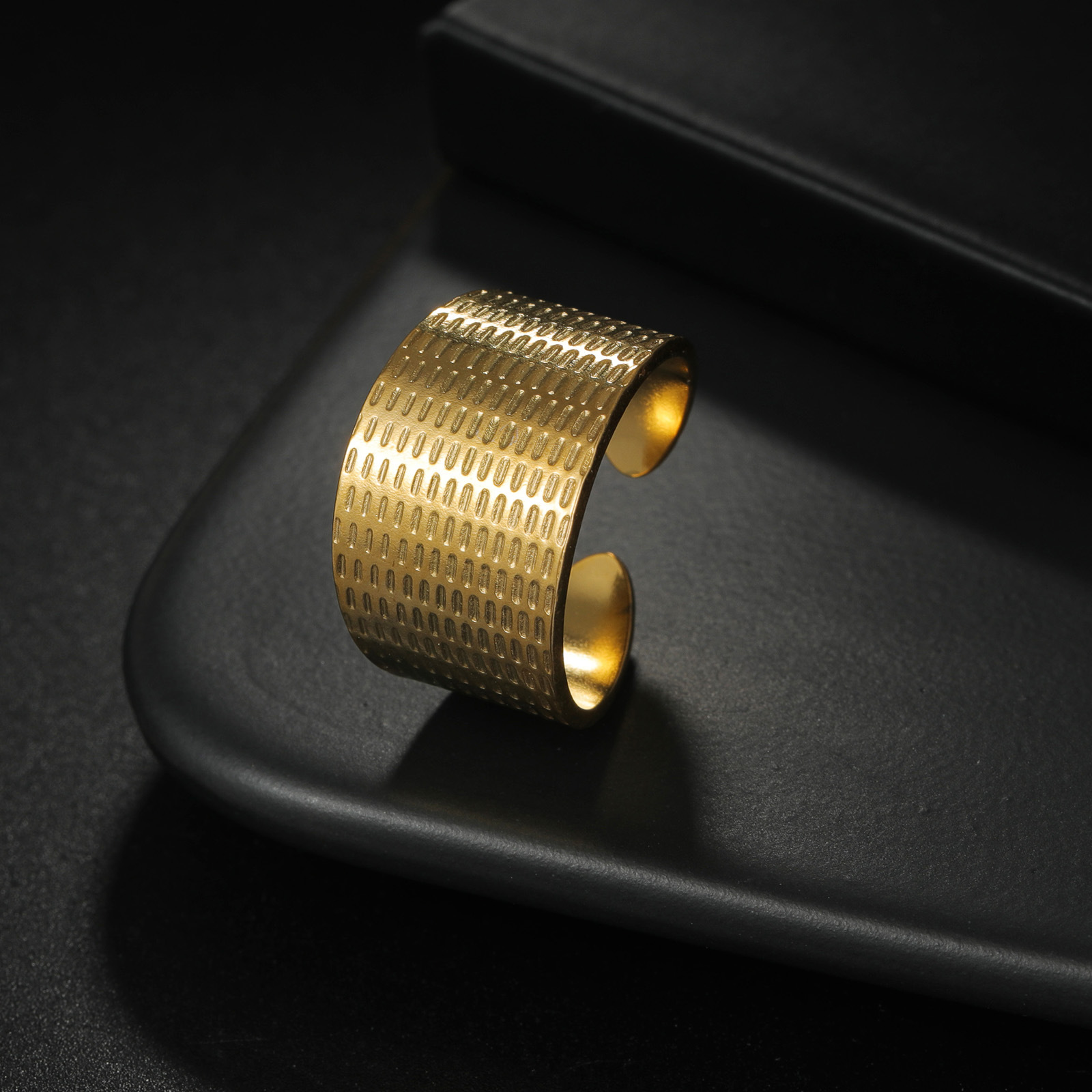 In 2024, an exaggerated style titanium steel ring with an open mouth for women on Amazon in Europe and America is vacuum-plated and does not fade Specification image